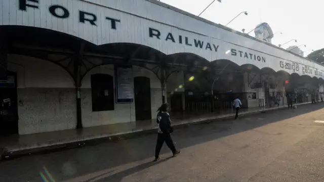 கொரோனா வைரஸ் இலங்கை: தனிமைப்படுத்தப்பட்ட 11842 பேர், கைது செய்யப்பட்ட 20 பேர் - சில தகவல்கள்