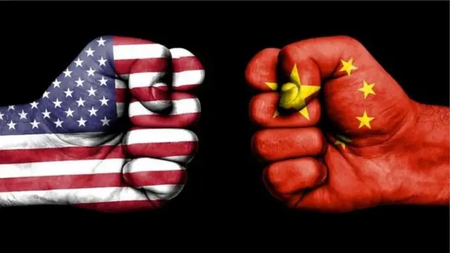अमरीका और चीन के झंडों में रंगे हाथ