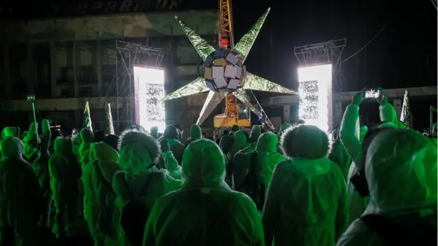 Люди в захисних костюмах на дискотеці