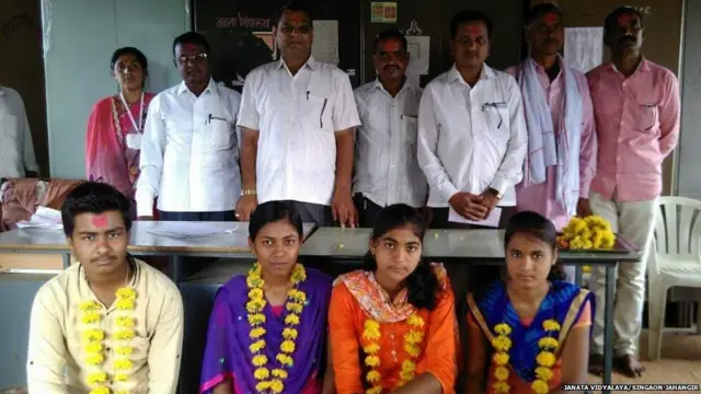 दहावीच्या निकालानंतर प्रज्ज्वलचा (डावीकडून दुसरी) शाळेत सत्कार करण्यात आला.