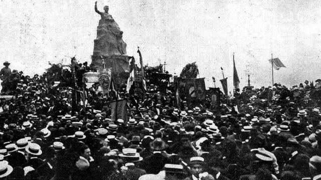 Uma multidão acompanhou a inauguração do monumento a Olavo Bilac, em 7 de setembro de 1922