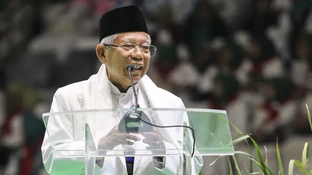 Calon Wakil Presiden nomor urut 01 Maruf Amin berpidato pada Majelis Taklim Bersalawat di Istora Senayan, Jakarta, Senin (8/4/2019).