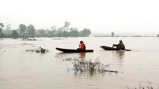 Đi thuyền trong lũ ở Hà Tĩnh hôm 15/10