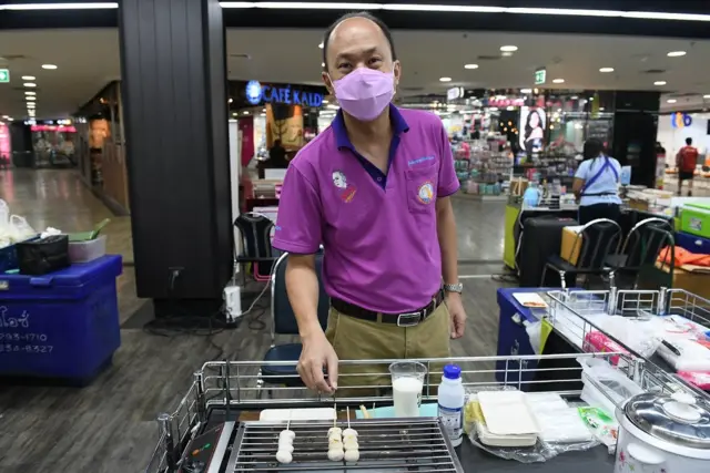 กรรมการสมาคมมัคคุเทศก์ฯ บอกว่าการจัดหาสถานที่ให้ไกด์ได้ขายของ เป็นการ "เยียวยาด้านจิตใจ" เพราะได้มาพูดคุยกับเพื่อนฝูง ดีกว่านอนจมทุกข์อยู่ที่บ้านคนเดียว