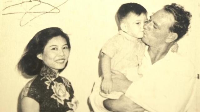 Anthony Wong con sus madre y su padre