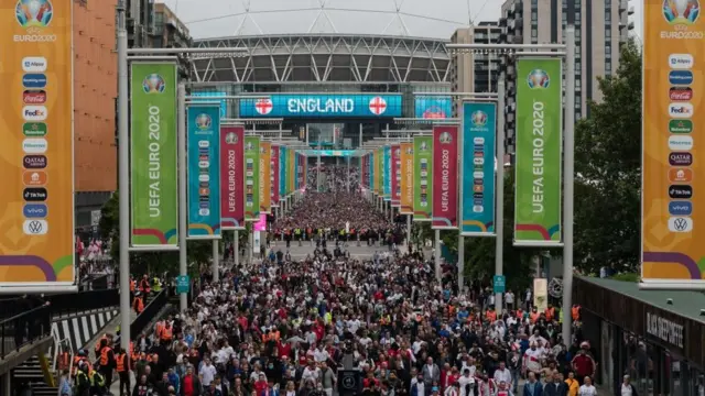 Фанаты покидают Уэмбли