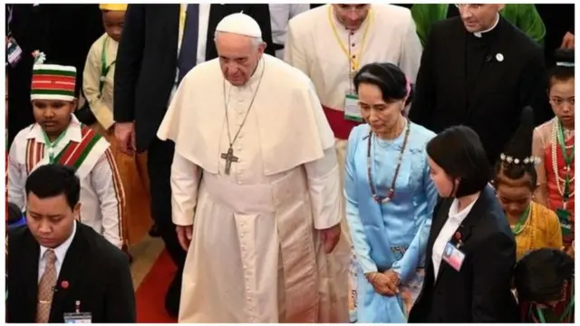 Imbere y'uko ashikiriza ijambo Papa Francis yabonanye na Aung San Suu Kyi