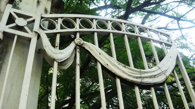 Trong khi đó có bản 'kiến nghị bảo tồn dinh Thượng Thơ' được một nhóm trí thức soạn thảo ngày 9/5 để thu thập chữ ký.