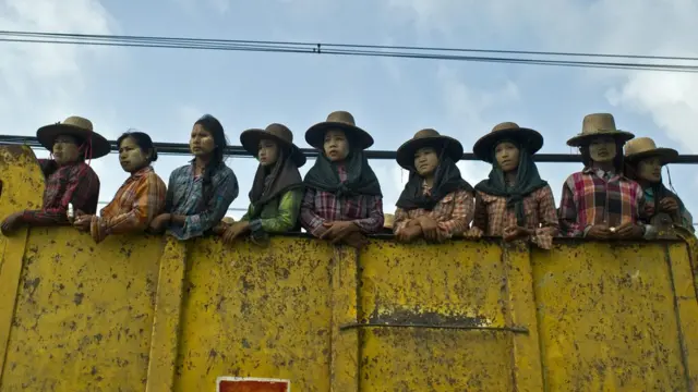 နိုင်ငံလူဦးရေထက်၀က်ကျော်တဲ့ အမျိုးသမီးများ