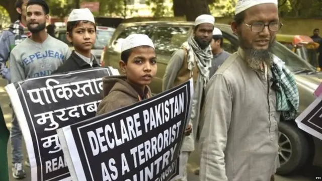 પાકિસ્તાન વિરુદ્ધ પ્રદર્શન કરતા લોકો