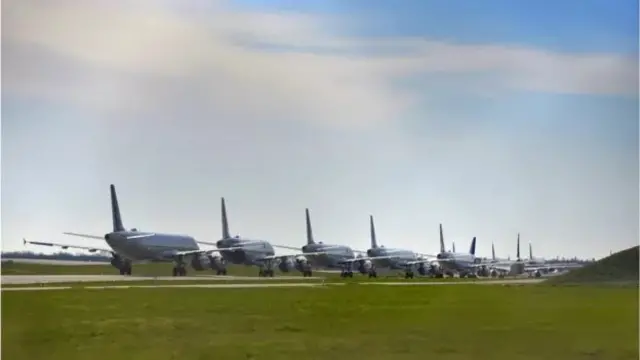 রানওয়েতে পার্ক করে রাখা বিমান---ফাইল ফটো