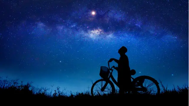 Hombre mirando las estrellas.
