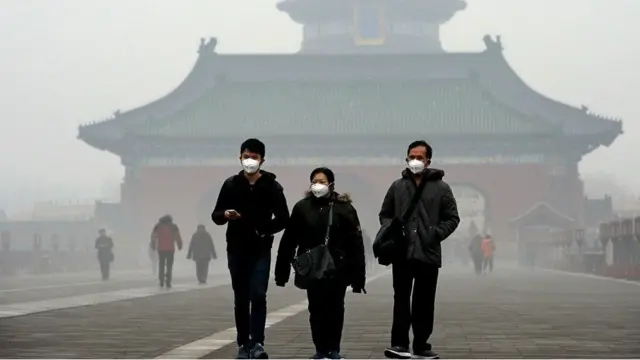 ترامپ می‌گوید تعهدات زیست‌محیطی به ضرر منافع اقتصادی آمریکاست؛ حامیان محیط زیست می‌گویند تعهدات کشورها سازگار با منافع آنهاست، مثلا برای چین که آلودگی، به یک مساله سیاسی تبدیل شده است چون دارد مردم را می‌کشد.