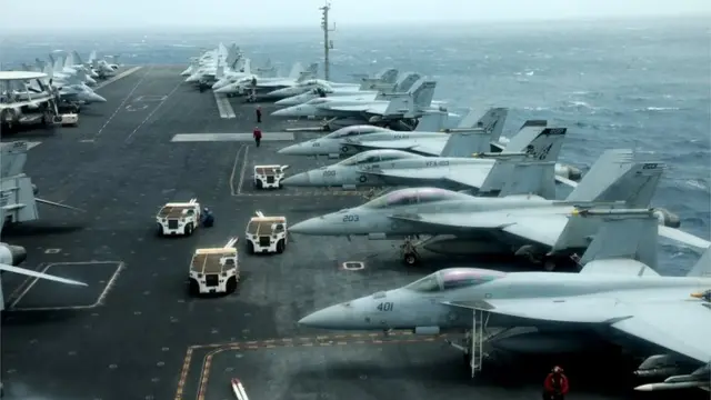 अमरीकी विमानवाहक युद्धपोत अब्राहम लिंकन