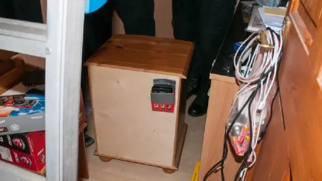 ثم عثروا على 4 أقراص تخزين كانت "مخفية"