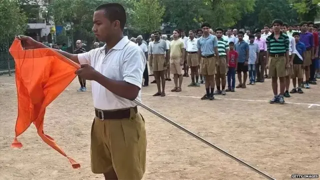 भगवा ध्वज के साथ आरएसएस स्वंयसेवक