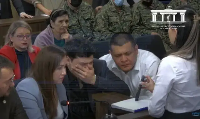 Телефон судянинг қўлида эди, видеолар тинглов иштирокчиларига кўрсатилмаган - фақат марҳумнинг укаси ва адвокатларига.