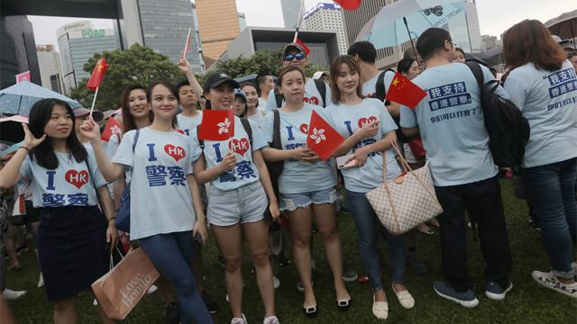 香港添马公园亲政府集会上一名女示威者在脸颊贴上中国国旗（17/8/2019）