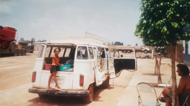 Faronak Kharaghani posa para foto na kombi da família