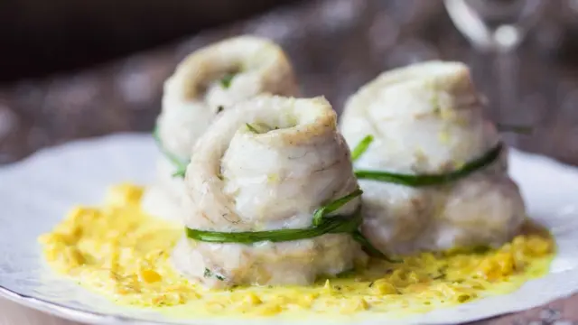 Белая рыба, свернутая рулоном.