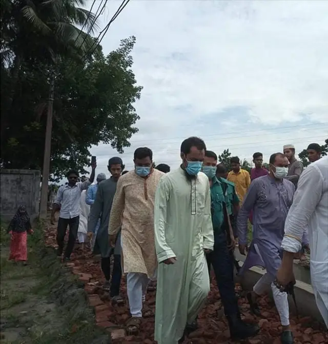 রংপুরে আবু ত্ব-হা আদনানের খোঁজে মেলার পর তাকে জিজ্ঞাসাবাদের জন্য নিয়ে যাওয়া হচ্ছে