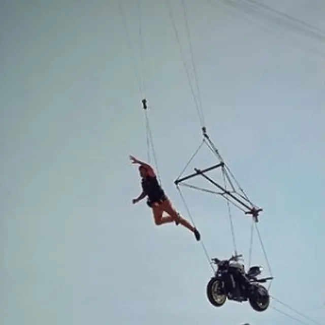 اداکار فہد مصطفیٰ آنے والی فلم قائد اعظم زندہ باد کی شوٹنگ کے دوران سٹنٹ کرتے ہوئے