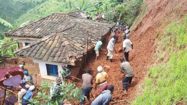 Inzu nyinshi muri aka gace k'imisozi miremire zubatse munsi y'imikingo