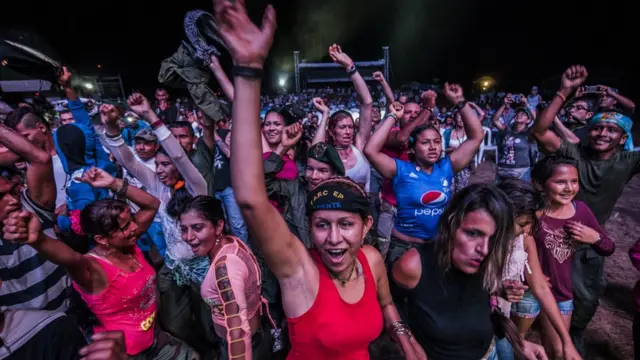 Barış anlaşmasını kutlayan FARC üyeleri.