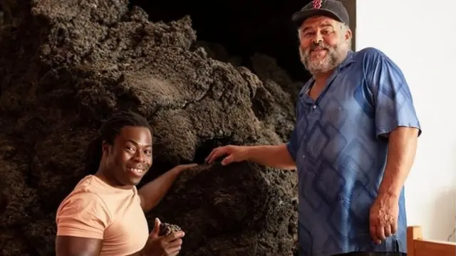 রামিরোর বাড়ির ভেতর তার সঙ্গে প্যারা-অ্যাথলিট অ্যাডেপশিয়ান (বাঁয়ে)