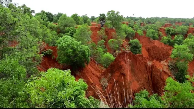 గాలికి ఎగిరి వచ్చిన సముద్రపు ఇసుక ఎర్రమట్టి దిబ్బలుగా పరిణామం చెందాయని జియాలజిస్టులు చెప్పారు.