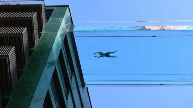 Watu katika kidimbwi cha angani wakiogelea mjini London