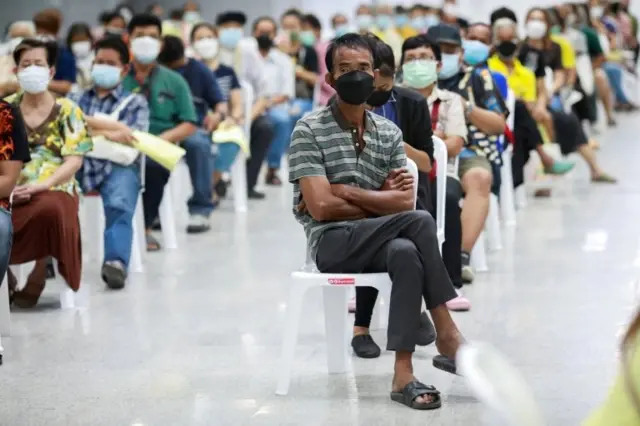 Xếp hàng tiêm vaccine AstraZeneca ở Bangkok ngày 26/7