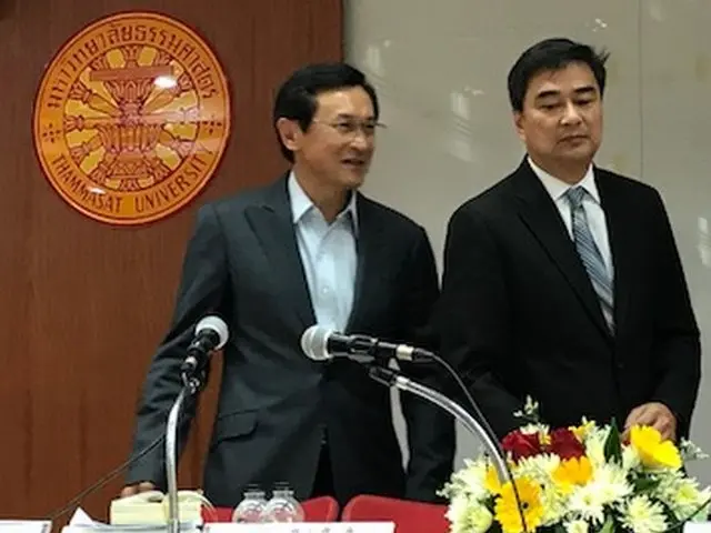 นายจาตุรนต์ ฉายแสง แกนนำพรรคเพื่อไทย (ซ้าย)