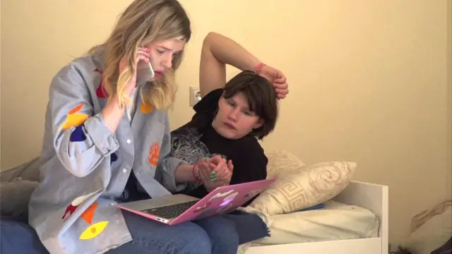 Nina et Arina devant l'ordinateur