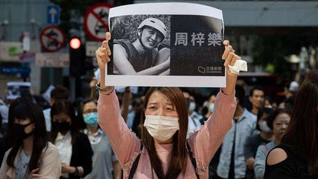 香港市民下午發起遊行，悼念去世的香港學生周梓樂。