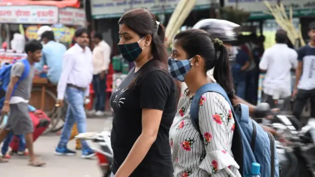 يرتدي الناس الأقنعة وسط جائحة كوفيد -19 في الهند