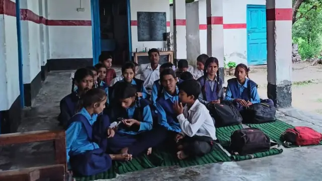 उत्तराखंड के स्कूल की बच्चियां