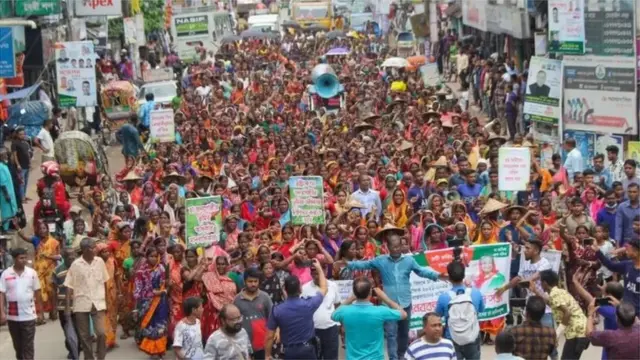 মজুরি বৃদ্ধির দাবিতে আন্দোলনে নেমেছেন চা শ্রমিকেরা
