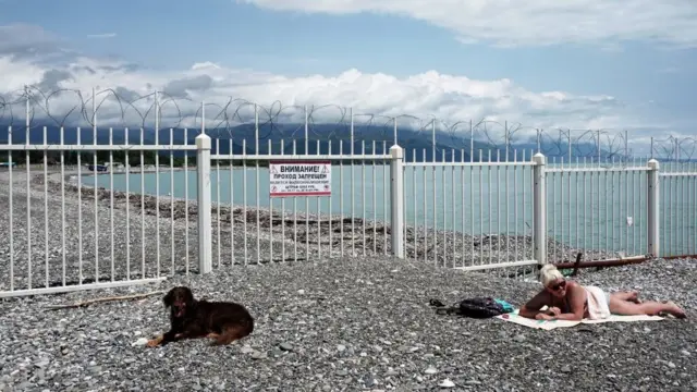 Начало туристического сезон в непризнанных республиках, прежде всего Абхазии, под вопросом