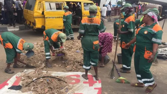Police and oda emergency join bodi plus traffic officers manage clear di road early mor-mor on Wednesday.