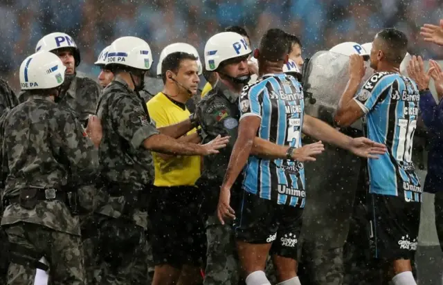 El árbitro uruguayo Andrés Cunha tuvo que ser escoltado por la policía tras usar el VAR para pitar un penalti en el tiempo de descuento que eliminó a los locales.