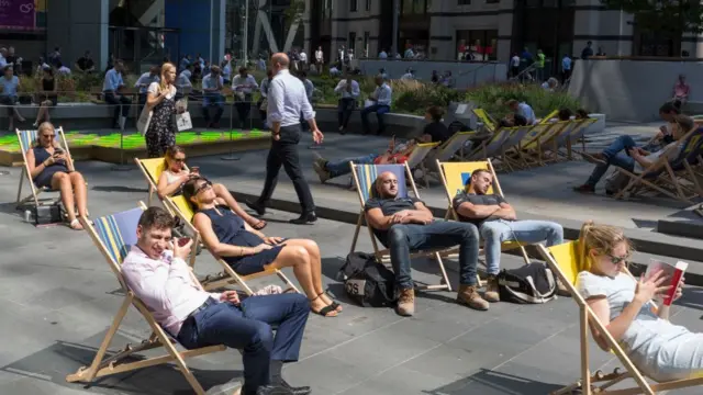 આરામ કરતાં લોકો