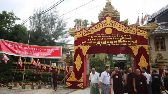 မဘသ အမည်ပြောင်း ဗုဒ္ဓဓမ္မ ပရဟိတဖောင်ဒေးရှင်းကို တပ်မတော်က အလှူငွေသိန်း ၃၀၀ လှူဒါန်း