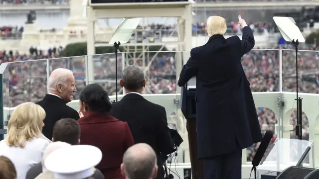 Joe Biden ở buổi lễ tuyên thệ nhậm chức của ông Trump vào năm 2007