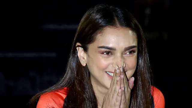 बॉलीवुड अभिनेत्री अदिति राव हैदरी टेनिस प्रीमियर लीग के तीसरे सीज़न के उद्घाटन समारोह में नज़र आयीं.