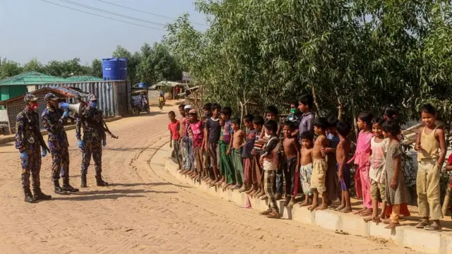 কুতুপালংয়ে কোভিড আক্রান্ত ধরা পড়ার পর লাউডস্পিকারে সবাইকে সচেতন করা হচ্ছে। ছবি ১৫ই মে ২০২০