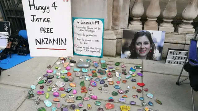 سنگهای رنگی در مقابل ساختمان وزارت خارجه بریتانیا برای آزادی نازنین