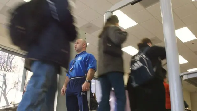 2002年2月14日，芝加哥一所高中