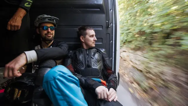 Takmičari su se kombijima prevozili na početak staze