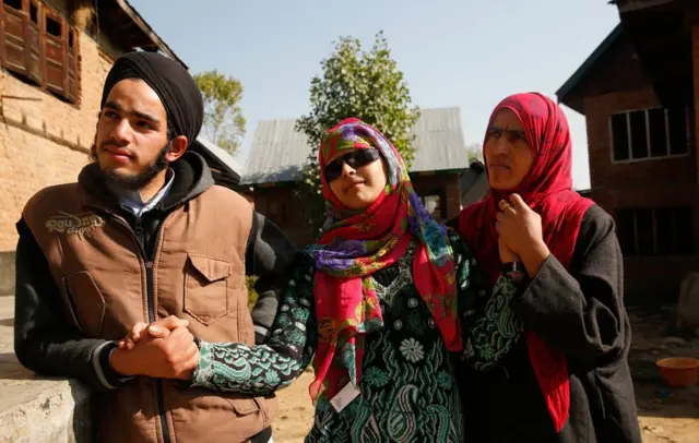 इंशा मुश्ताक़ अपने चचेरे भाई बहन के साथ